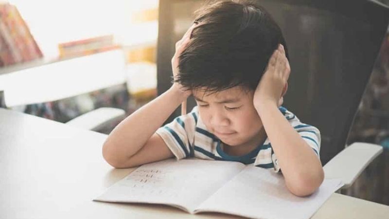 Dành quá nhiều thời gian để chơi game, trẻ sẽ không thể tập trung học tập.