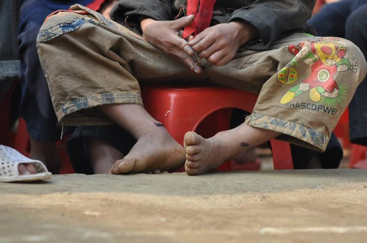 Trời xứ Bắc lạnh cắt da cắt thịt, em chân trần tới trường học “con chữ”