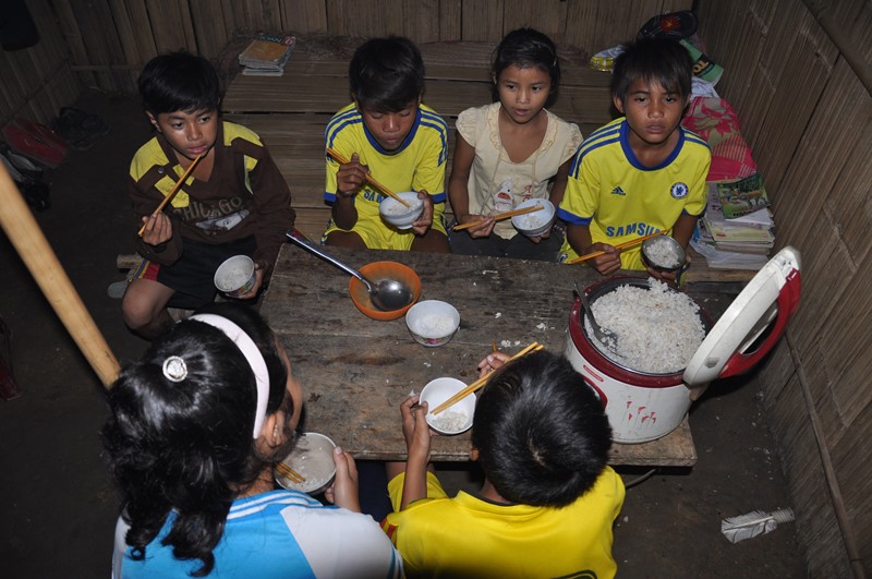 những bữa cơm nội trú