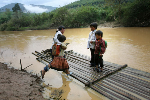 trẻ em vùng cao đi học