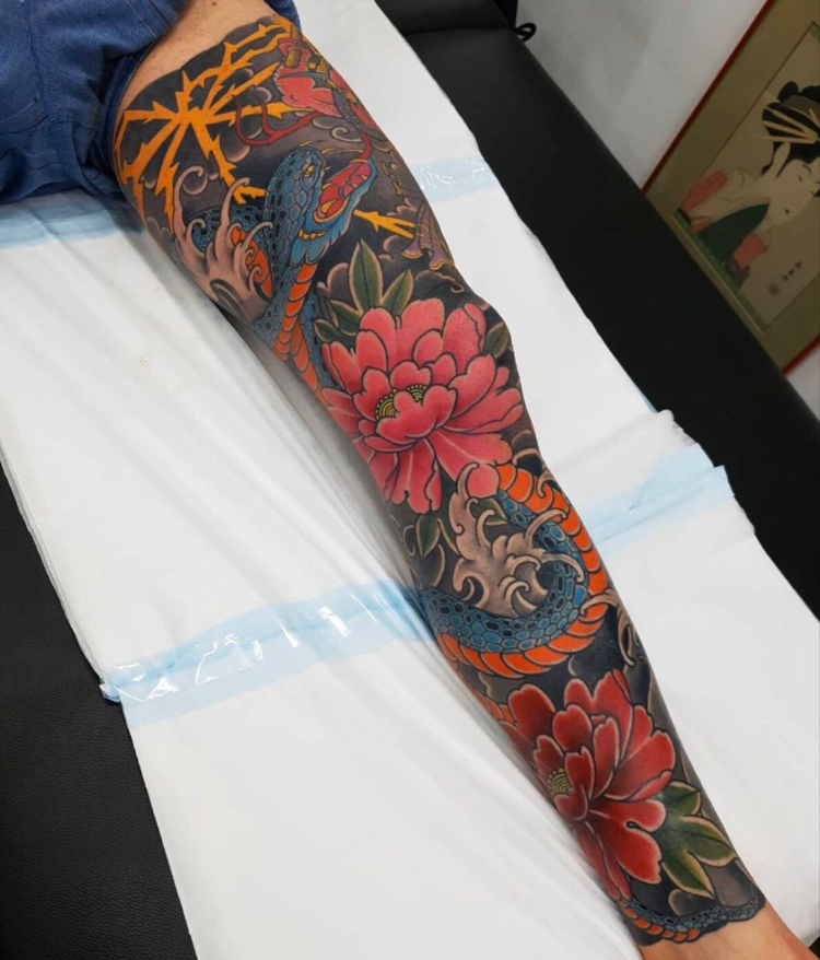 Hình xăm full chân mãng xà