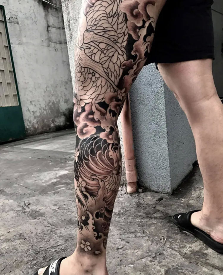 Hình xăm sóng biển cho chân