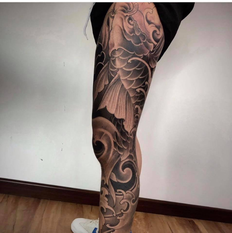 Xăm hình kín chân hình cá chép đen trắng
