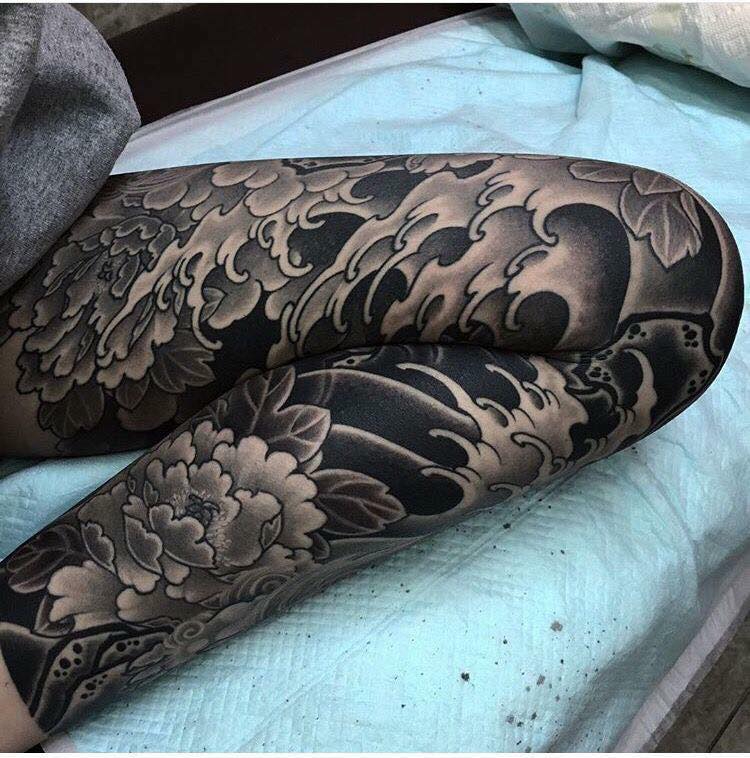 Hình xăm hoa mẫu đơn và sóng biển