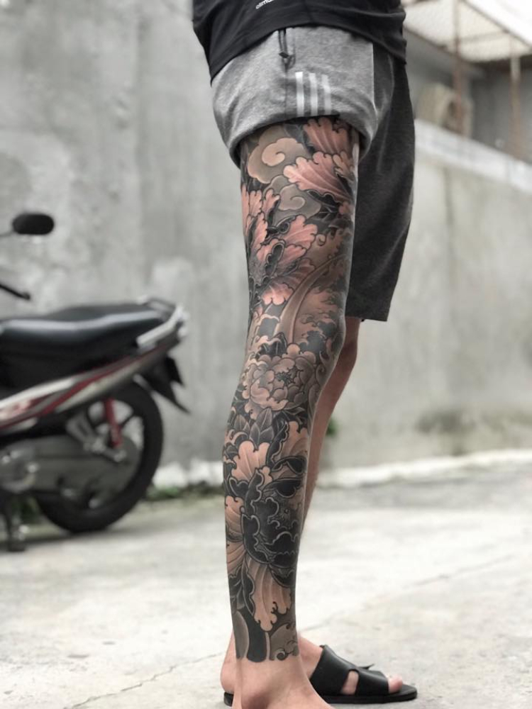 Hình xăm chân hoa mẫu đơn và sóng biển