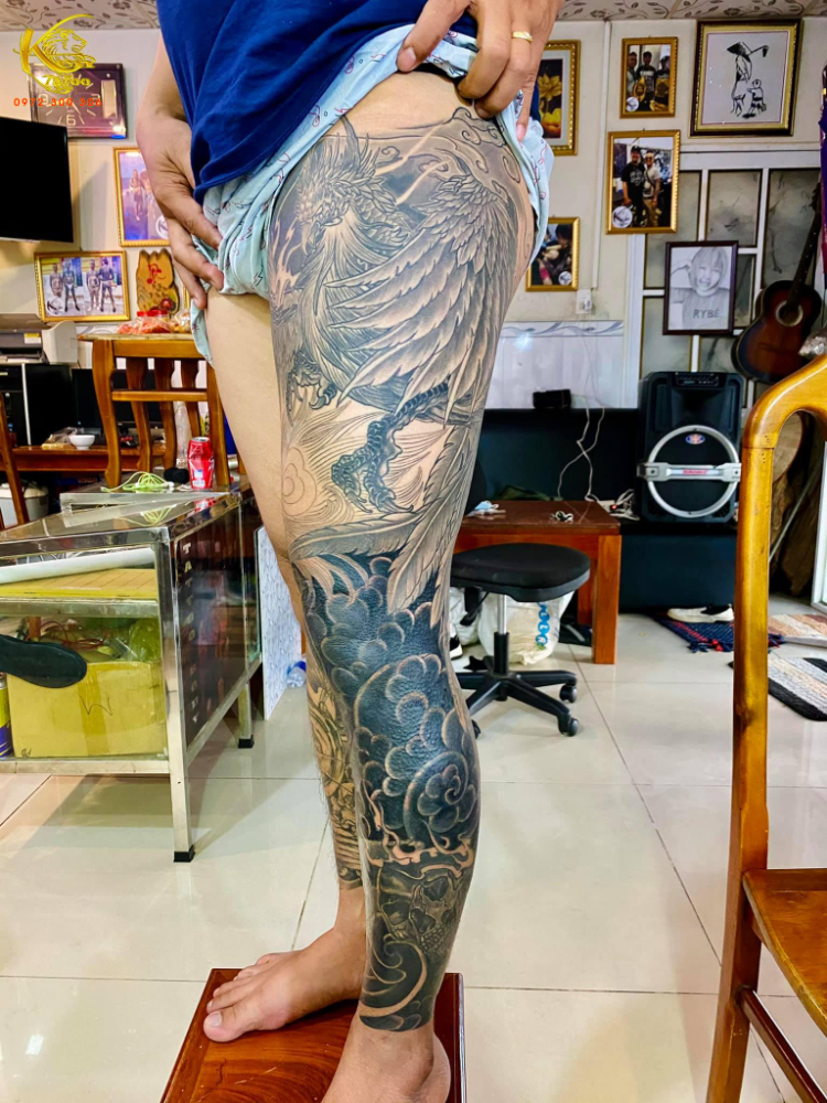 Hình xăm chân đen trắng