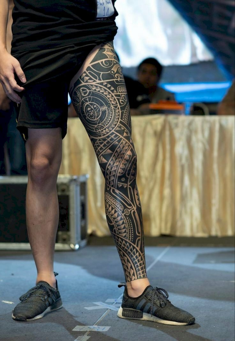 Xăm kín chân hình hoa văn