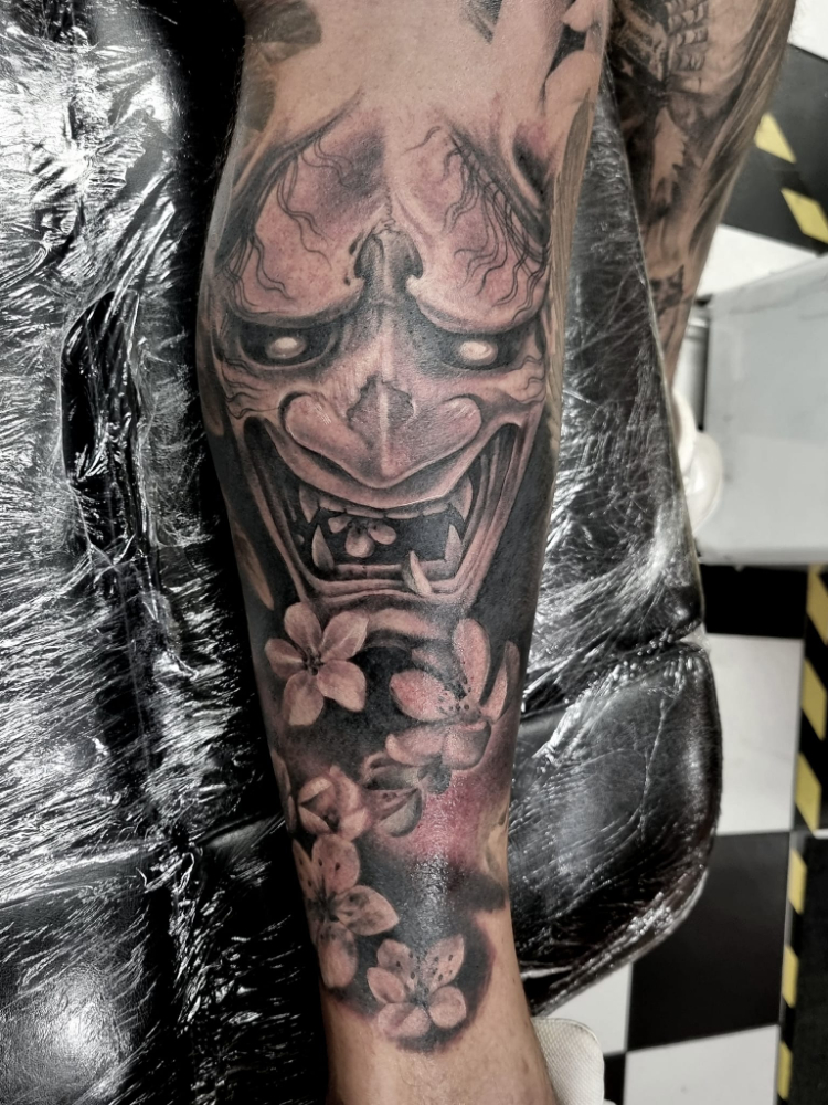 Hình xăm mặt quỷ full chân
