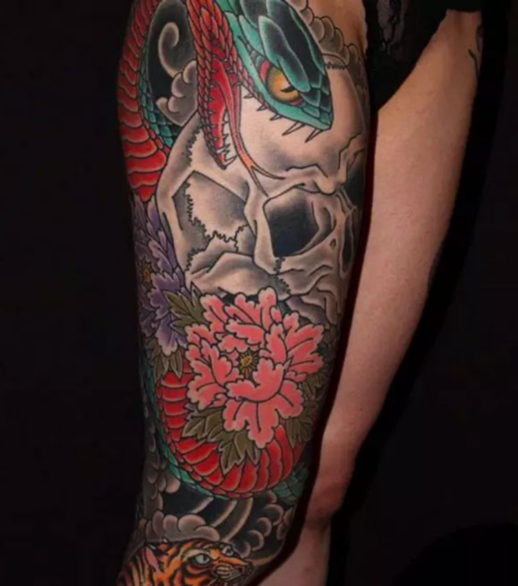 Hình xăm full chân mãng xà