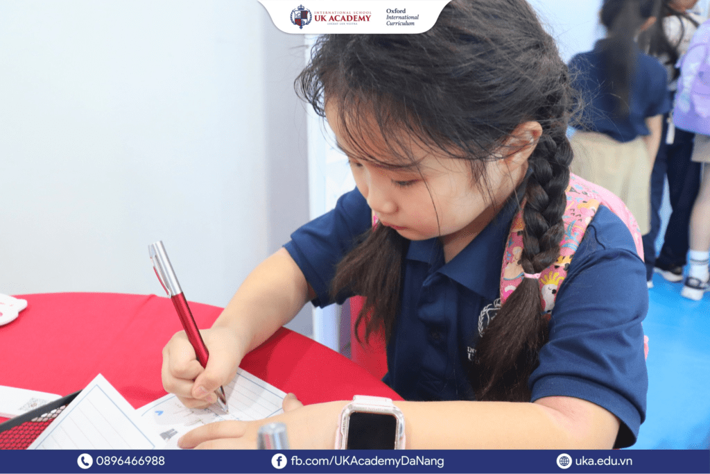 Lắng nghe giảng bài và ghi chép cẩn thận là cách học văn hiệu quả