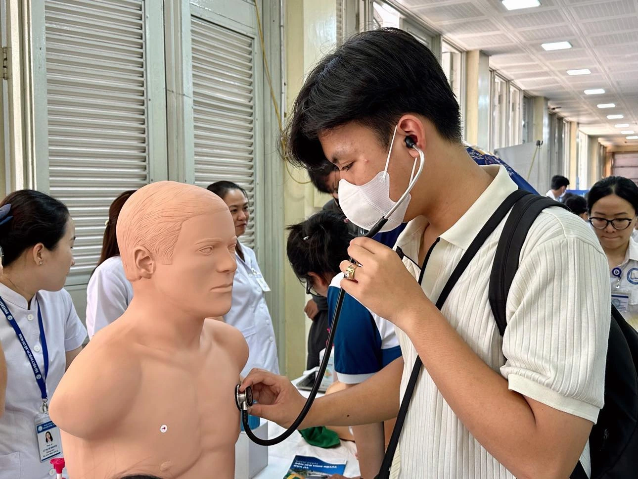 Học sinh tìm hiểu thông tin ngành nghề tại Trường ĐH Y dược TP.HCM.