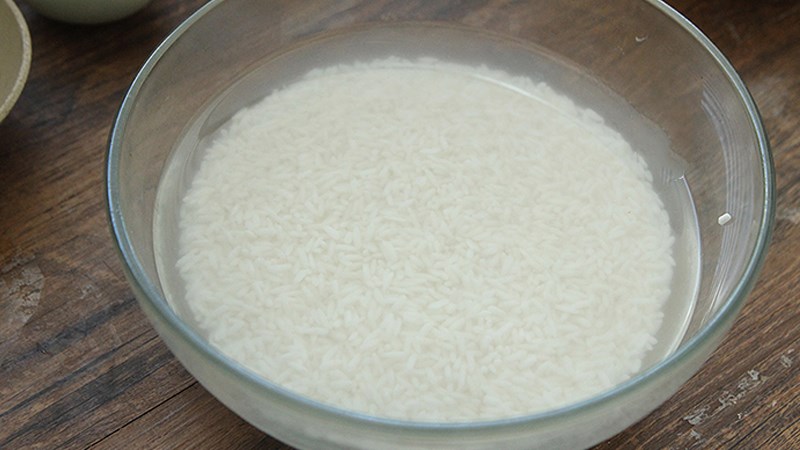 Ngâm gạo trước khi nấu
