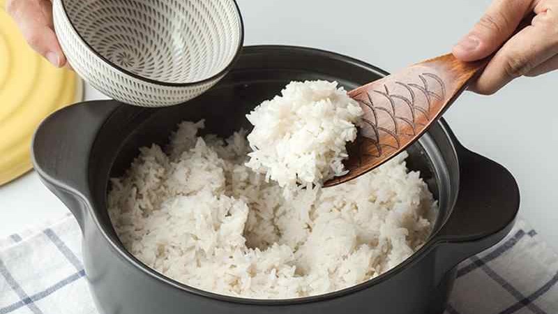 Mở nắp khi nồi cơm vừa nhảy nút