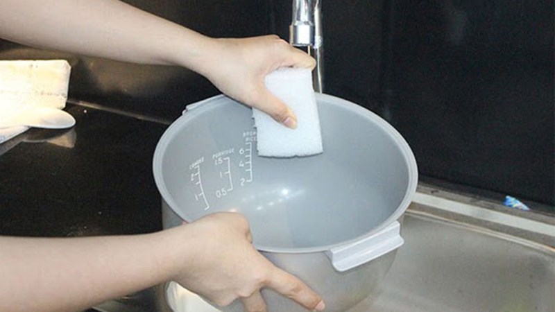 Vệ sinh nồi sạch sẽ trước khi nấu