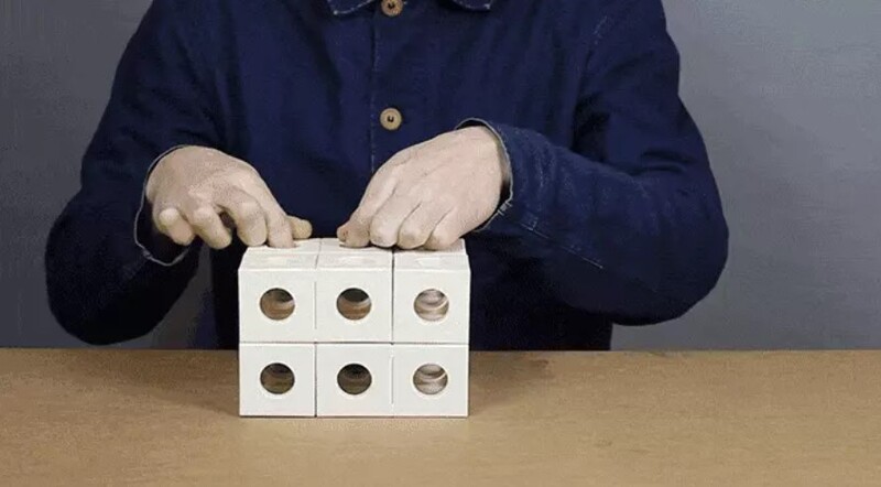 Bố mẹ giảng giải cho con về hình lập phương (Nguồn ảnh: Sưu tầm internet)