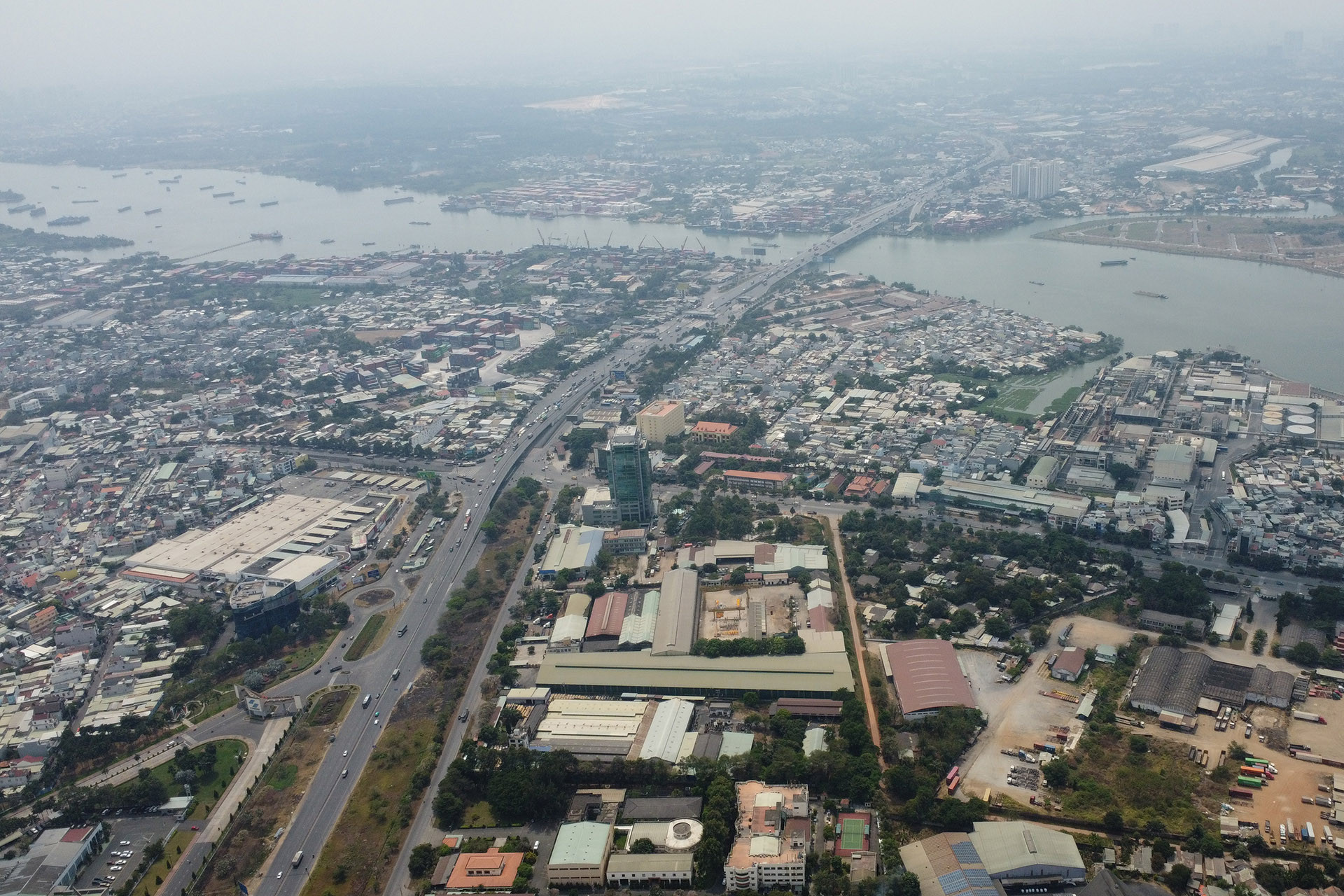 Dự án khu đô thị dịch vụ Biên Hòa 1 có diện tích hơn 286ha; trong đó, có 2 công trình hiện hữu đề xuất giữ lại gồm: Tòa nhà Sonadezi, diện tích khoảng 1,2ha và Trung tâm kỹ thuật Tiêu chuẩn đo lường chất lượng 3, diện tích khoảng 2,2ha. Do vậy, khu đô thị dịch vụ Biên Hòa 1 sau khi giảm diện tích 2 khu vực trên còn hơn 283ha.