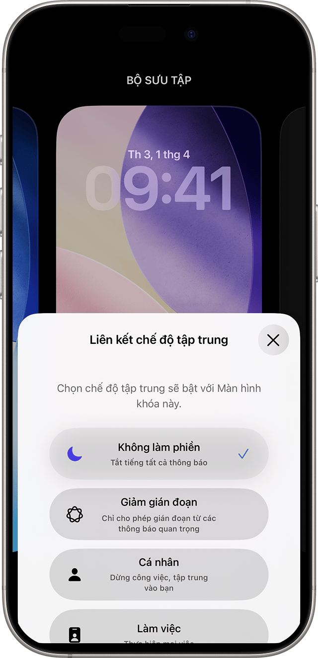 Màn hình iPhone hiển thị menu Liên kết chế độ tập trung cho hình nền, nút Không làm phiền có biểu tượng hình trăng lưỡi liềm màu tím và dấu tích màu xanh lam với dòng chữ: Không làm phiền - Tắt tiếng tất cả thông báo