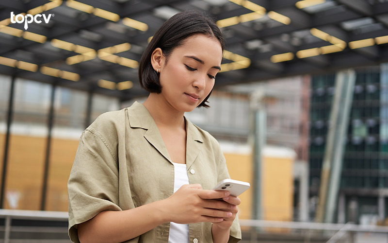 Nhắn tin xin nghỉ việc là phương án không được khuyến khích bởi thể hiện sự thiếu chuyên nghiệp và nghiêm túc trong công việc