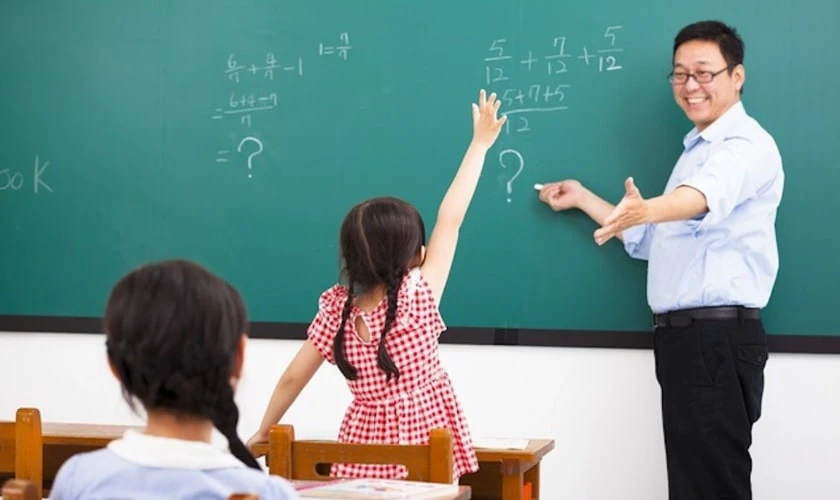 Thầy cô là những người cha, người mẹ thầm lặng ủng hộ học trò trên đường đời