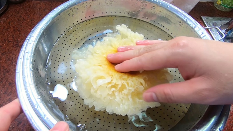 Nấm tuyết ngâm nước