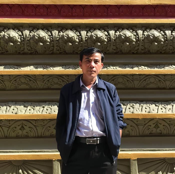 Tiến sĩ Hồ Thị Thành cùng sinh viên Trường Đại học Khoa học Xã hội và Nhân văn, Đại học Quốc gia Hà Nội. Ảnh NVCC.JPG