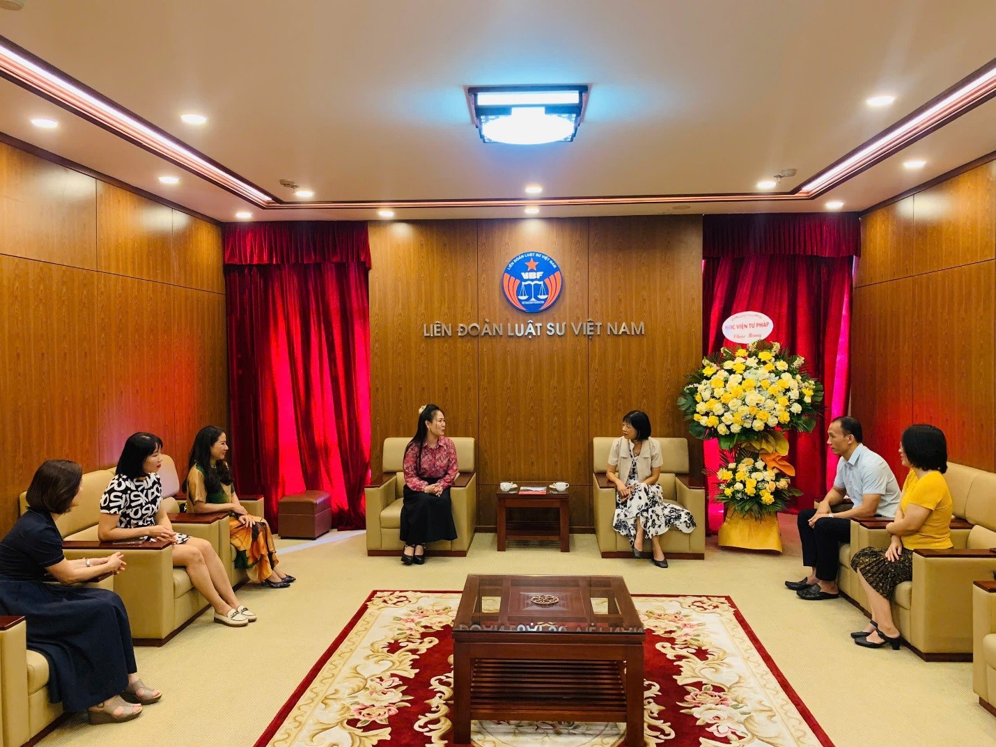Đại diện Học viện Tư pháp tặng hoa và chúc mừng Liên đoàn Luật sư Việt Nam