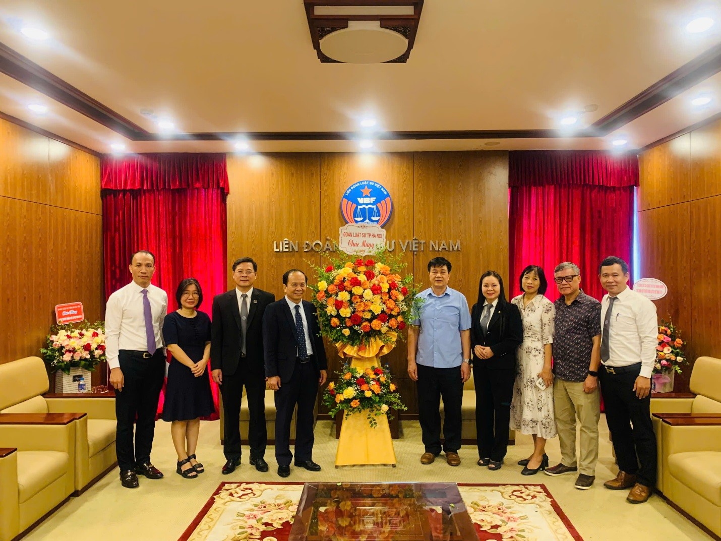 Đại diện Đoàn Luật sư thành phố Hà Nội chúc mừng Liên đoàn Luật sư Việt Nam