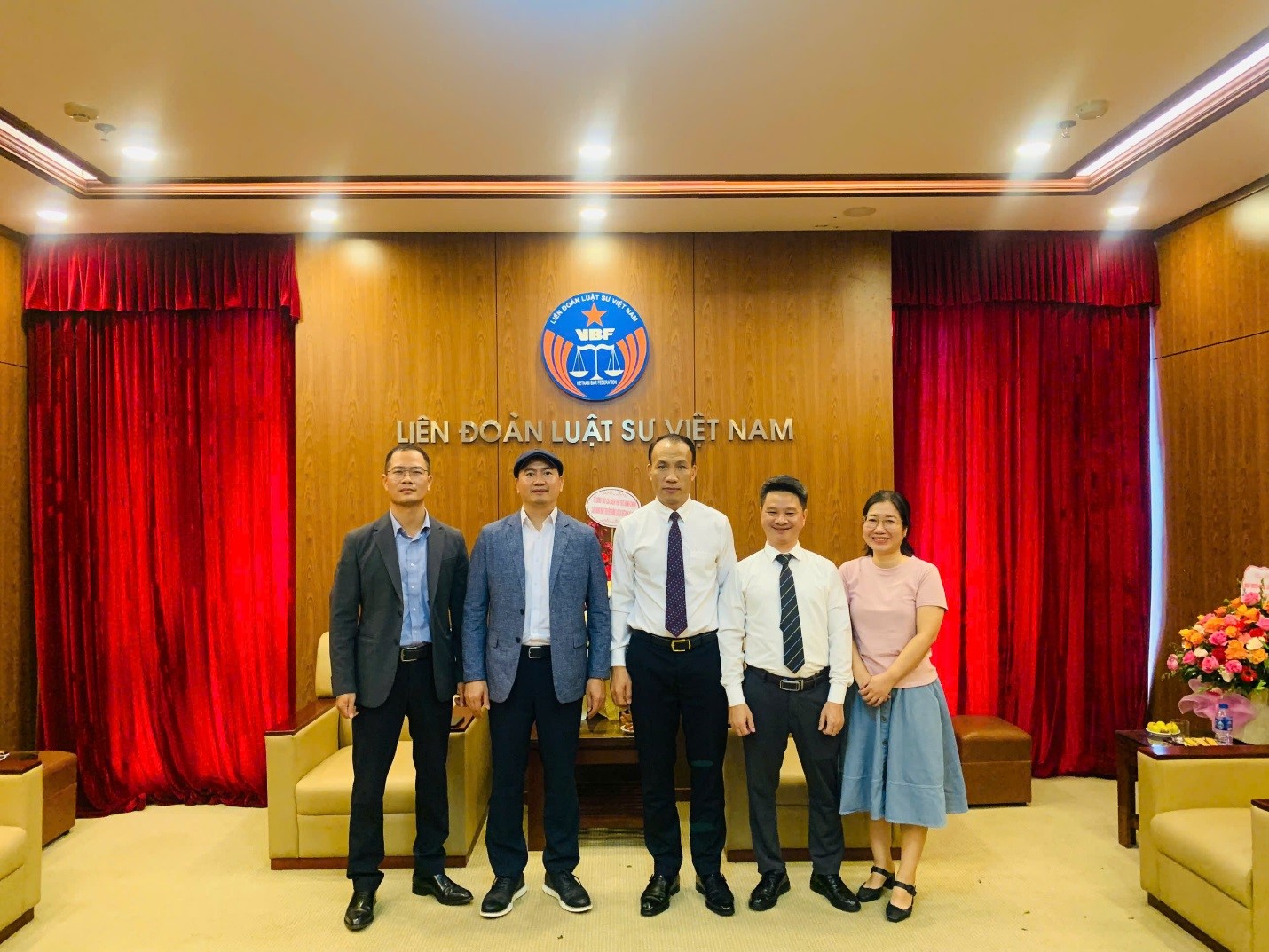 Công ty Luật TNHH Trương Anh Tú tặng hoa và chúc mừng Liên đoàn Luật sư Việt Nam