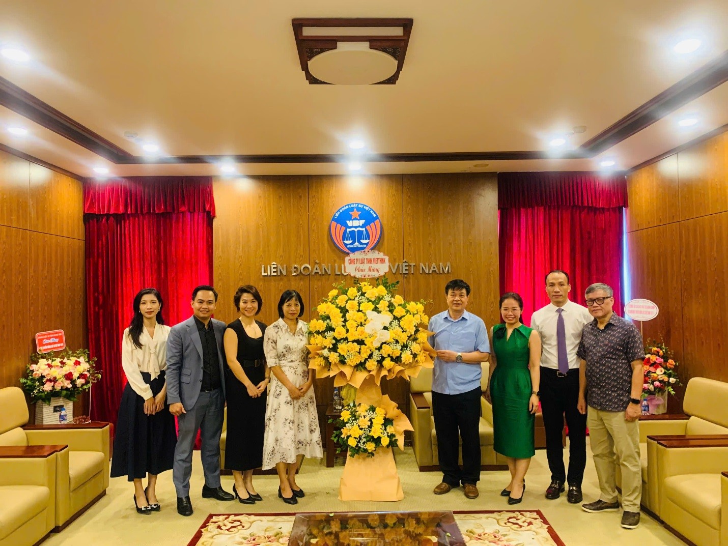 Công ty Luật TNHH Vietthink tặng hoa và chúc mừng Liên đoàn Luật sư Việt Nam