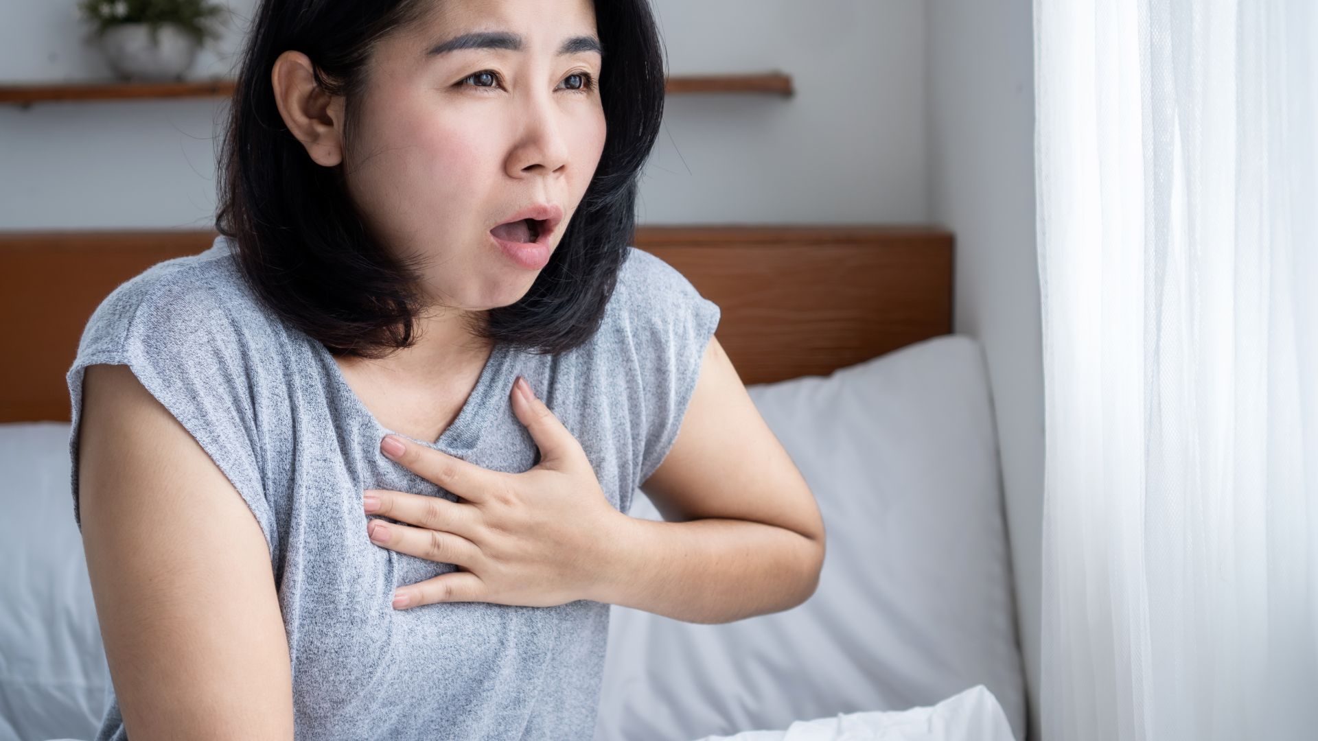 Người bệnh cần được đưa đến bệnh viện nếu bị đau ngực kéo dài kèm theo khó thở