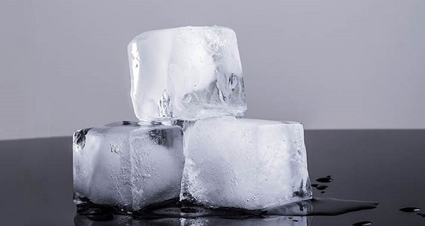 Nước đá đang tan