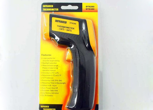 Sử dụng súng đo nhiệt độ để đo nhiệt độ của nước đá