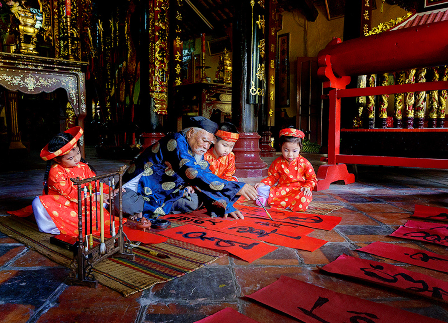 Bác Hồ với nữ chiến sĩ thi đua miền Bắc _Tranh của họa sĩ Vương Trình, sáng tác năm 1967 _ Ảnh: tư liệu