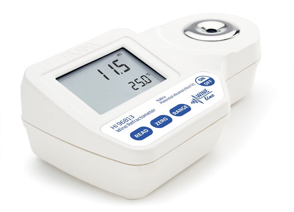 Sử dụng khúc xạ kế cầm tay đo nồng độ cồn của bia