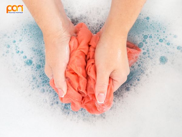 Cách vò quần áo để nhanh đánh bay vết bẩn?