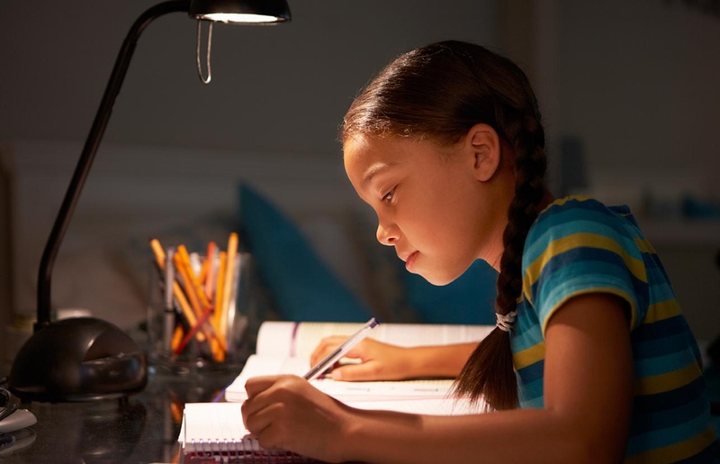 Nên mua đèn học ánh sáng vàng hay trắng để bảo vệ thị lực 4