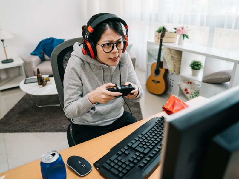 Chơi game trên thiết bị điện tử quá nhiều cũng có thể gây ra các bệnh, tật về mắt