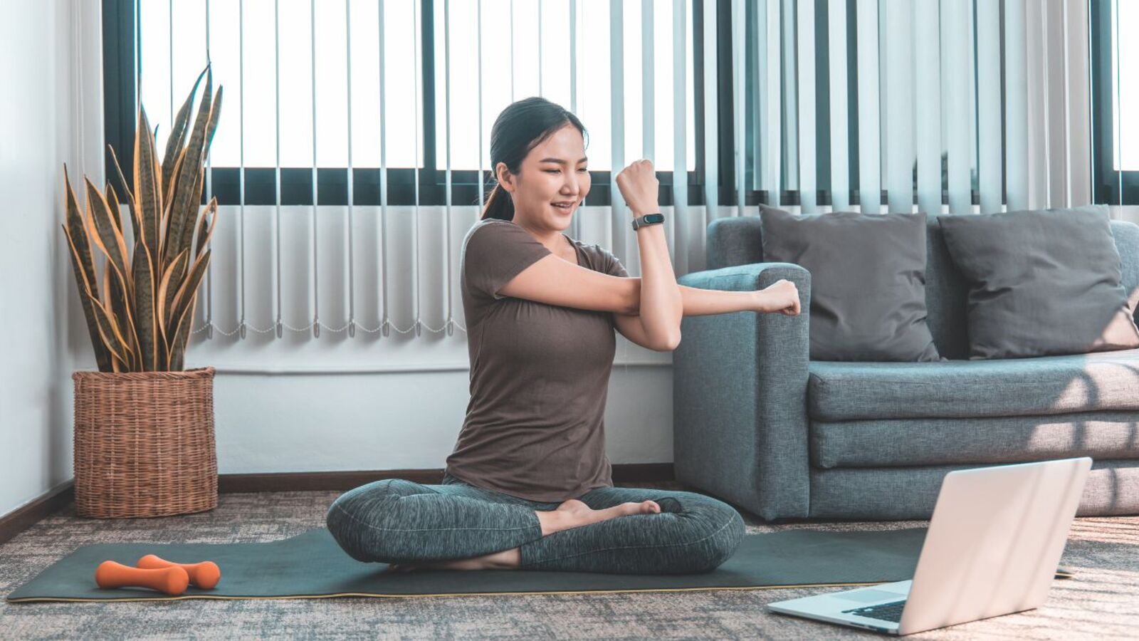 Tập thể dục thường xuyên giúp máu lưu thông tốt hơn, cung cấp dưỡng chất và oxy cần thiết cho biểu bì, hỗ trợ làn da khỏe mạnh