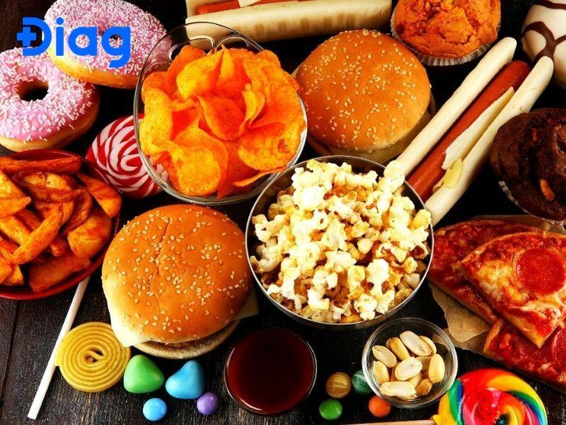 Tránh tiêu thụ thức ăn nhanh để bảo vệ sức khỏe tim mạch.