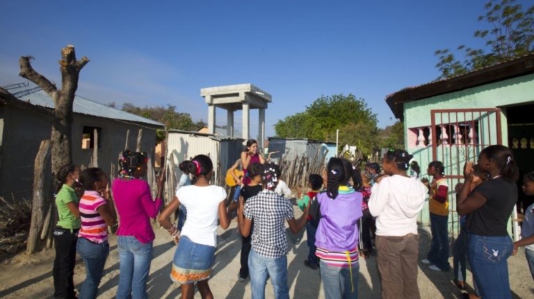 Carmen trong chuyến đi làm sứ vụ ở Banica, Dominican Republic.