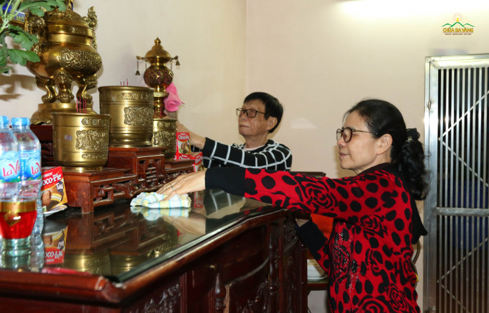 Dù nam hay nữ thì đều được tỉa chân nhang, bao sái bát hương, ban thờ