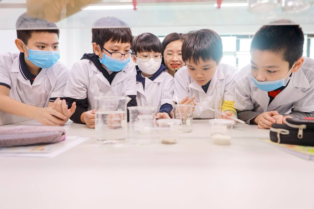 Học sinh cấp 2 tham gia làm thí nghiệm hoá học