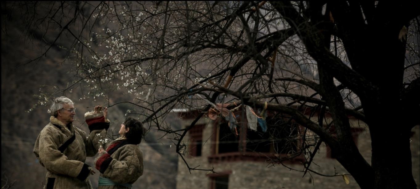 Một cặp đôi người Pháp mặc trang phục Tây Tạng