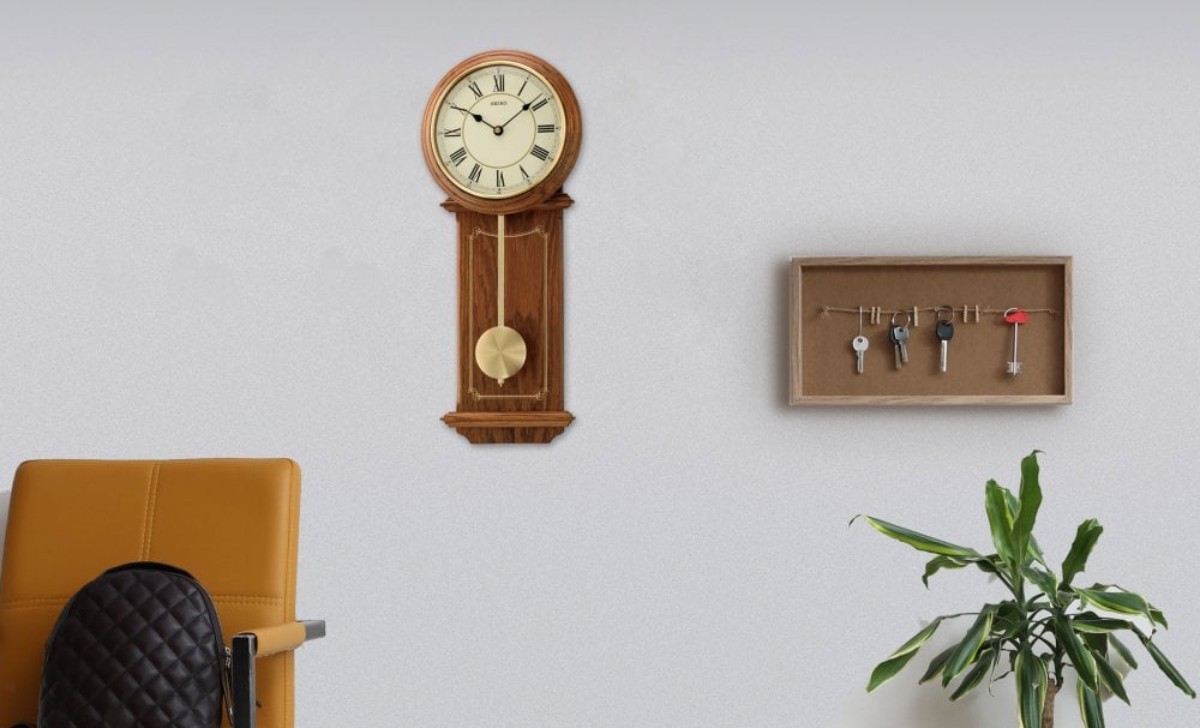 Đồng hồ treo tường Seiko QXH072BN bằng gỗ