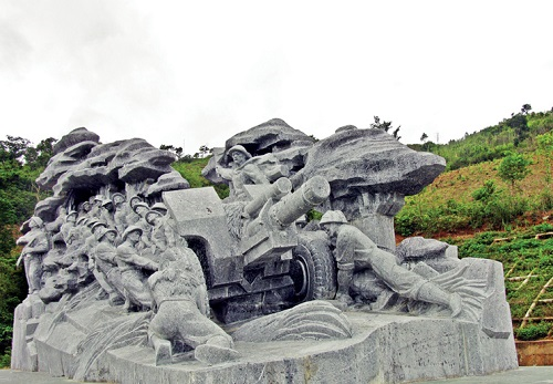 trong chien dich dien bien phu nguoi anh hung nao da lay than minh de cuu phao 1