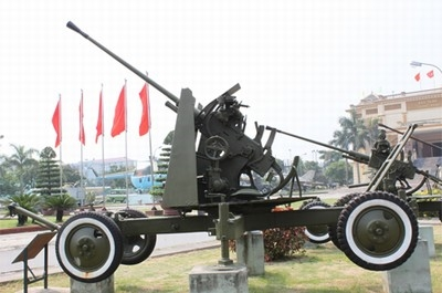 trong chien dich dien bien phu nguoi anh hung nao da lay than minh de cuu phao 3