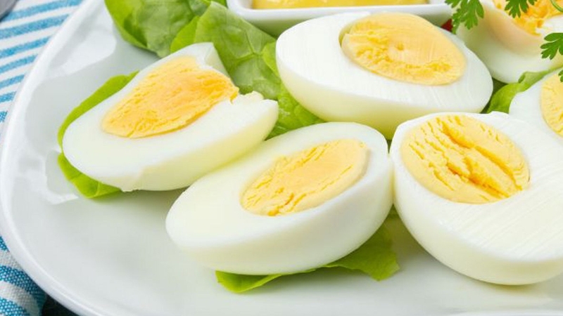 Giải đáp thắc mắc: Ăn trứng gà chần có tốt không? 3
