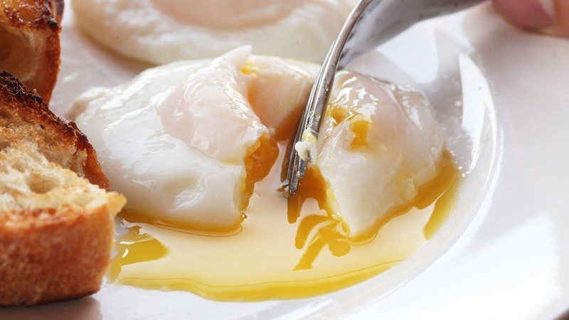 Giải đáp thắc mắc: Ăn trứng gà chần có tốt không? 1