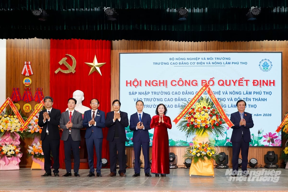 Phó Chủ tịch Quốc hội Lê Minh Hoan tặng hoa chúc mừng Ban lãnh đạo nhà trường. Ảnh: Khương Trung.