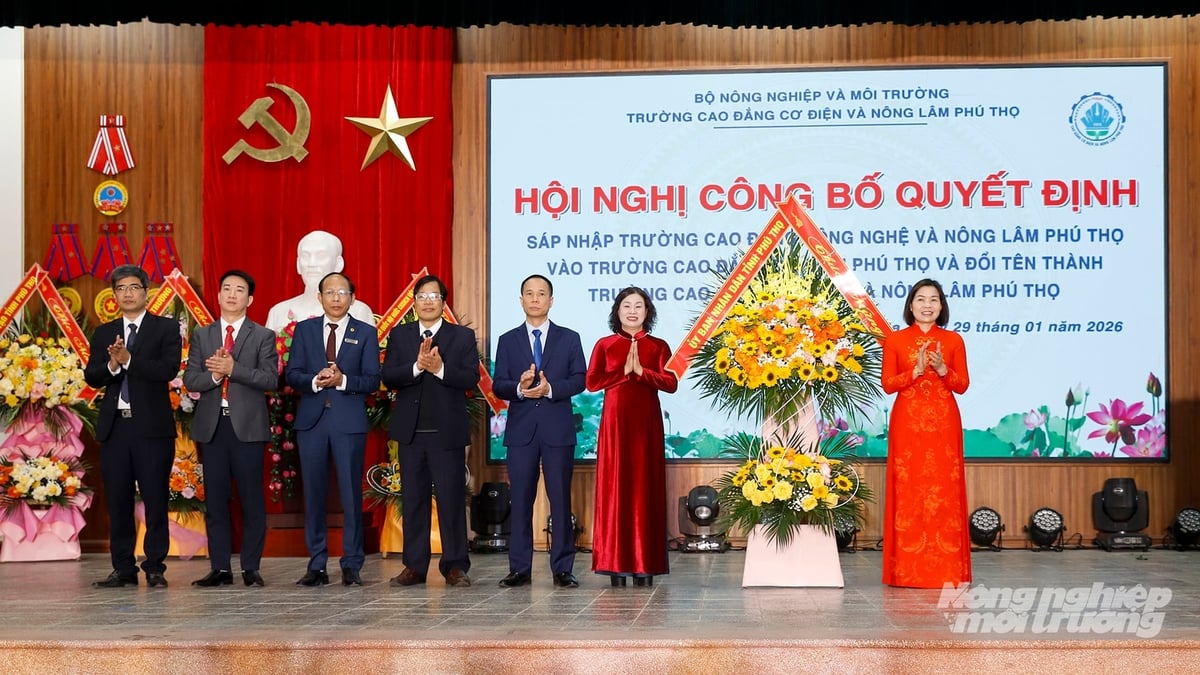 Bà Phùng Thị Kim Nga, Phó Chủ tịch UBND tỉnh Phú Thọ tặng hoa lãnh đạo Trường Cao đẳng Cơ điện và Nông lâm Phú Thọ. Ảnh: Khương Trung.